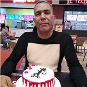 El Docente de informática imparte clases a todos los niños